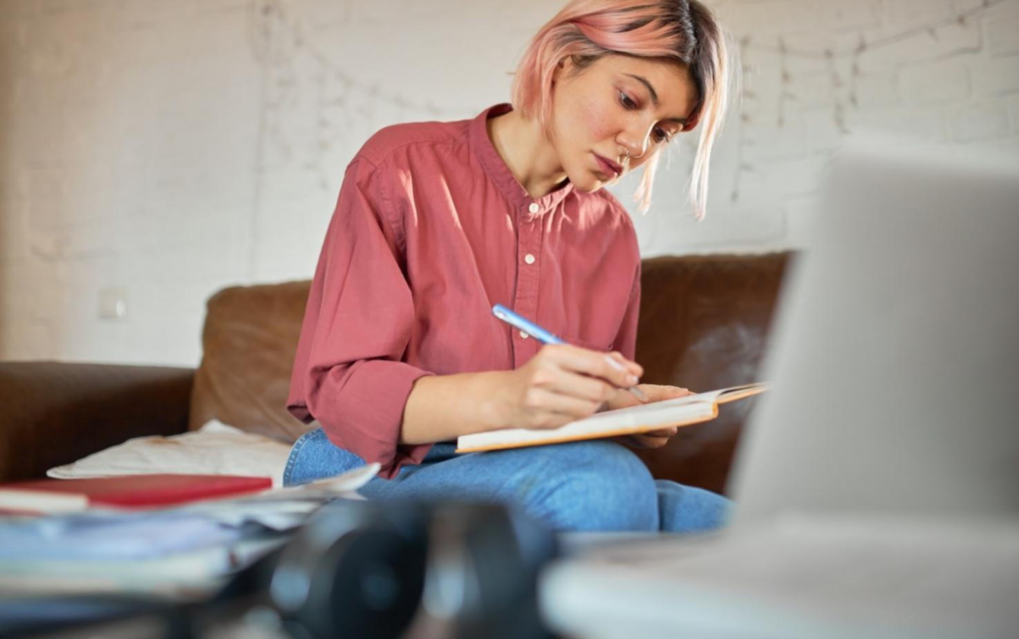 Asesoramiento financiero y formación en entorno laboral moderno